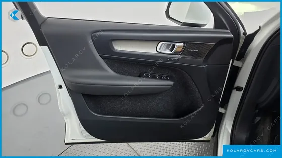 VOLVO XC40 T4 R-DESIGN