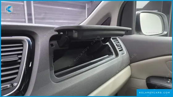 KIA CARNIVAL 9-SEATER PRESTIGE