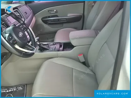 KIA CARNIVAL 9-SEATER LUXURY