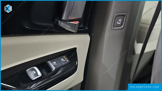 KIA CARNIVAL GASOLINE 9-SEATER NOBLESSE