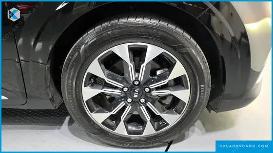 KIA CARNIVAL GASOLINE 7-SEATER NOBLESSE