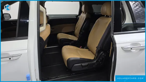 KIA CARNIVAL DIESEL 7-SEATER OUTDOOR