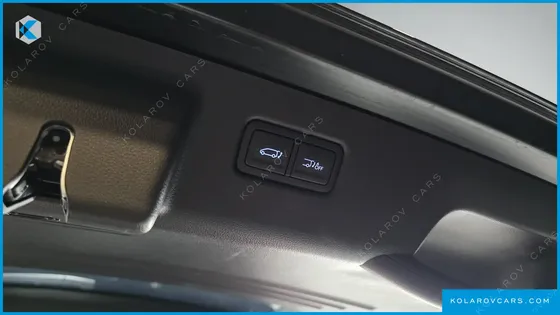 HYUNDAI STARIA 4WD LOUNGE 9-SEATER