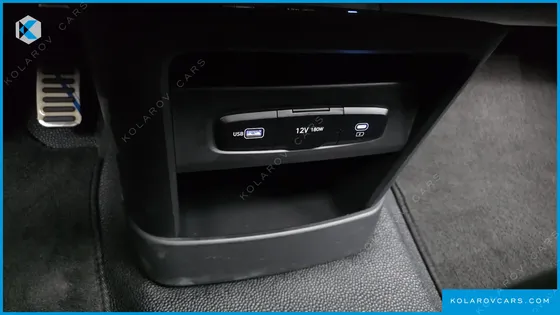 HYUNDAI STARIA 4WD LOUNGE 9-SEATER