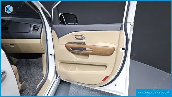 KIA CARNIVAL 7-SEATER HI-LIMOUSINE