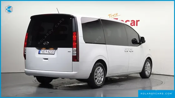HYUNDAI STARIA 4WD TOURER 11-SEATER
