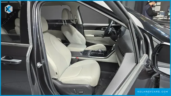 KIA CARNIVAL GASOLINE 7-SEATER NOBLESSE