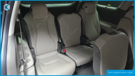 KIA CARNIVAL GASOLINE 11-SEATER SIGNATURE