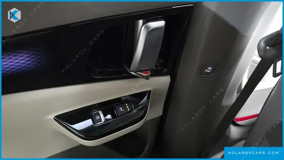 KIA CARNIVAL GASOLINE 11-SEATER SIGNATURE