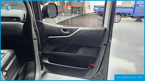 HYUNDAI STARIA CARGO 5-SEATER