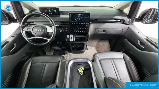 HYUNDAI STARIA LOUNGE 9-SEATER