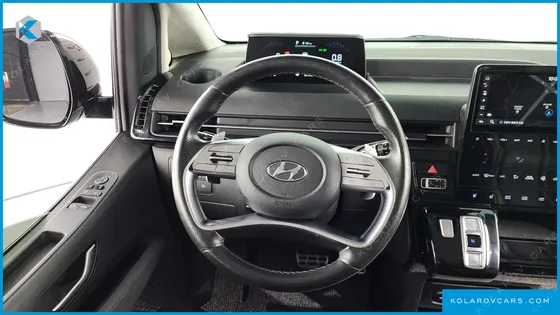 HYUNDAI STARIA LOUNGE 9-SEATER