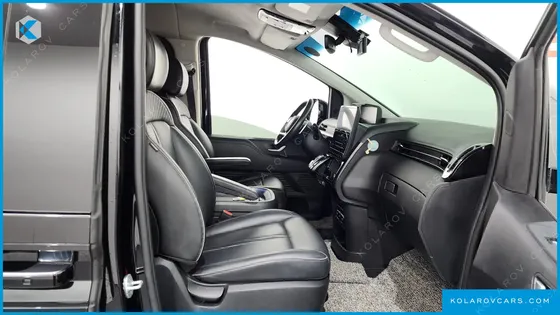HYUNDAI STARIA LOUNGE 9-SEATER