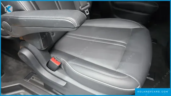 HYUNDAI STARIA LOUNGE 9-SEATER