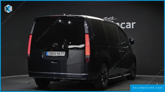 HYUNDAI STARIA LOUNGE 9-SEATER