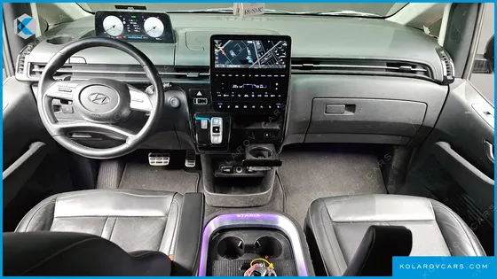 HYUNDAI STARIA LOUNGE 9-SEATER
