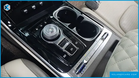 KIA CARNIVAL DIESEL 7-SEATER OUTDOOR