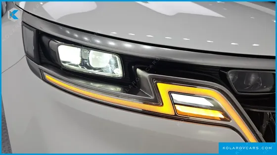 KIA CARNIVAL DIESEL 7-SEATER OUTDOOR