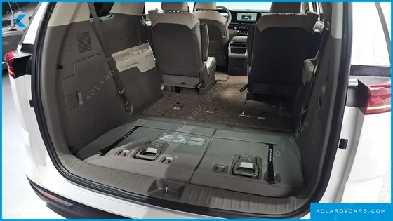 KIA CARNIVAL DIESEL 7-SEATER OUTDOOR