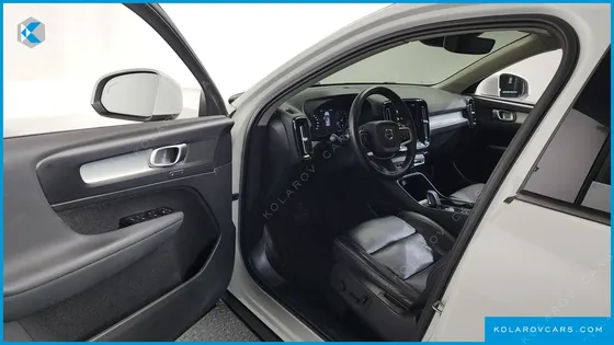 VOLVO XC40 B4 MOMENTUM