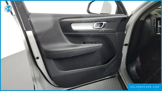 VOLVO XC40 B4 MOMENTUM