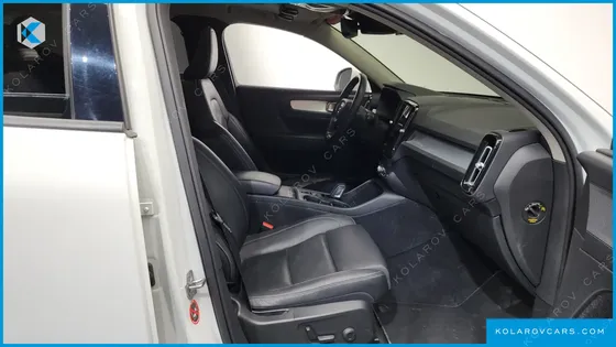 VOLVO XC40 B4 MOMENTUM