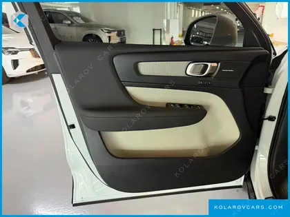 VOLVO XC40 B4 ULTRA BRIGHT