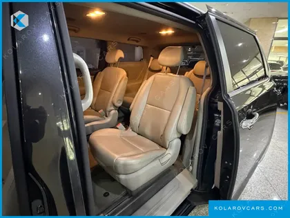 KIA CARNIVAL 9-SEATER LUXURY
