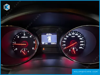 KIA CARNIVAL 9-SEATER LUXURY