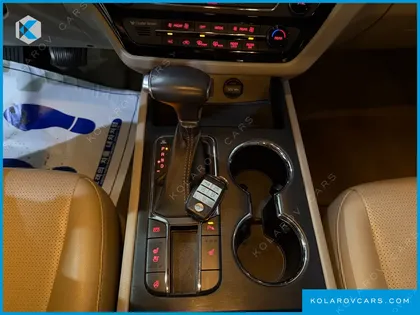 KIA CARNIVAL 9-SEATER LUXURY
