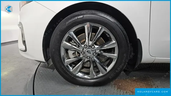 KIA CARNIVAL 9-SEATER OUTDOOR