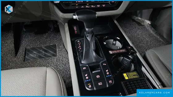 KIA CARNIVAL 9-SEATER OUTDOOR