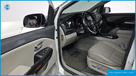 KIA CARNIVAL 9-SEATER OUTDOOR