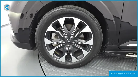 KIA CARNIVAL DIESEL 9-SEATER SIGNATURE