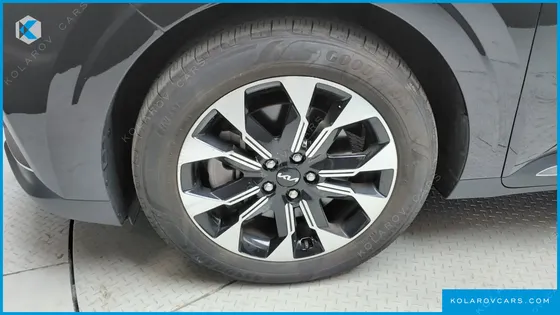 KIA CARNIVAL GASOLINE 7-SEATER OUTDOOR