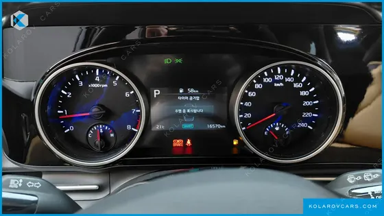 KIA CARNIVAL GASOLINE 7-SEATER OUTDOOR