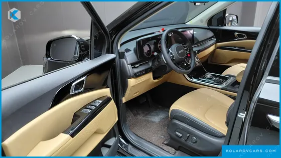 KIA CARNIVAL GASOLINE 7-SEATER OUTDOOR