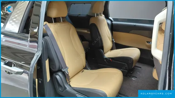 KIA CARNIVAL GASOLINE 7-SEATER OUTDOOR
