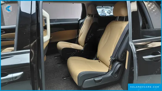 KIA CARNIVAL GASOLINE 7-SEATER OUTDOOR