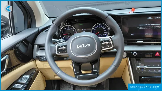 KIA CARNIVAL GASOLINE 7-SEATER OUTDOOR