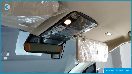 KIA CARNIVAL GASOLINE 7-SEATER OUTDOOR