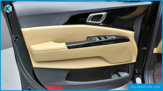 KIA CARNIVAL GASOLINE 7-SEATER OUTDOOR