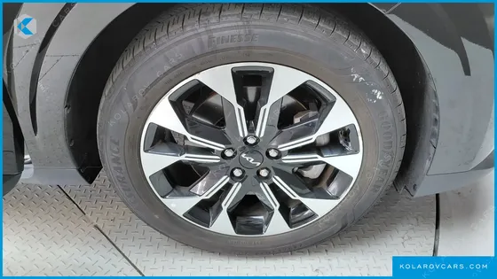KIA CARNIVAL GASOLINE 7-SEATER OUTDOOR