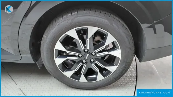 KIA CARNIVAL GASOLINE 7-SEATER OUTDOOR