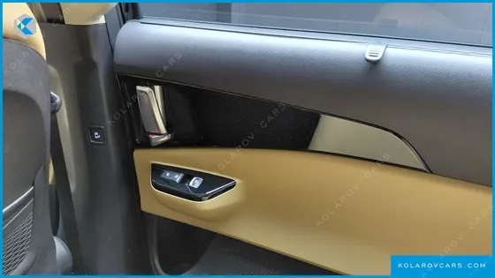 KIA CARNIVAL GASOLINE 7-SEATER OUTDOOR