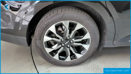 KIA CARNIVAL GASOLINE 7-SEATER OUTDOOR