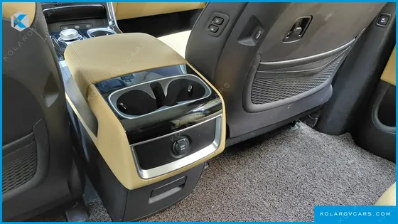 KIA CARNIVAL GASOLINE 7-SEATER OUTDOOR