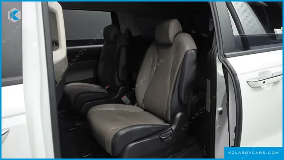 KIA CARNIVAL GASOLINE 9-SEATER PRESTIGE