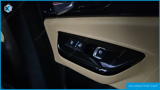 KIA CARNIVAL GASOLINE 7-SEATER SIGNATURE