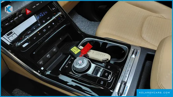 KIA CARNIVAL GASOLINE 7-SEATER OUTDOOR